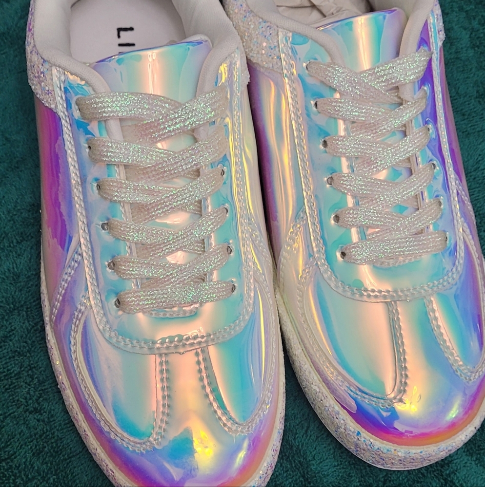 Liliana Iridescent Sneakers With White Glitter Trim. Size 7 NWT.
